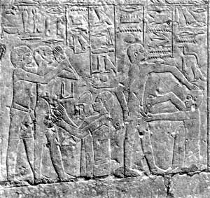 Circuncisi&oacute;n de un jud&iacute;o egipcio en un relieve de Saqqara