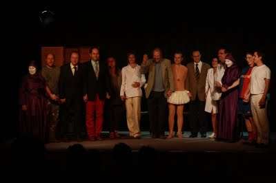 Federico Gonz&aacute;lez y los actores de Lunas Indefinidas